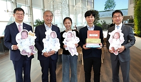 이기일 복지부 1차관, 국내 최초 초산 자연분만 네쌍둥이 출산 축하
