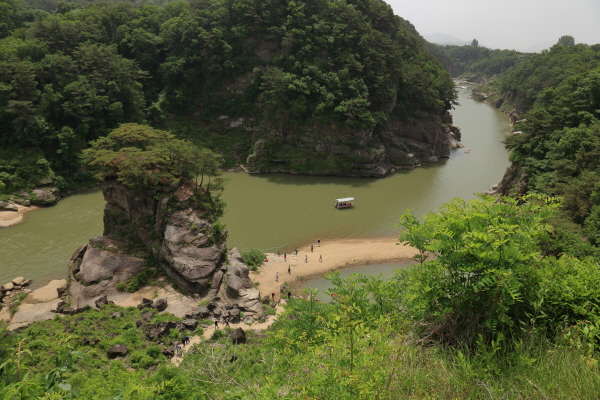 자연이 빚어놓은 고석정은 신비를 간직한 채 아름답게 서 있다.