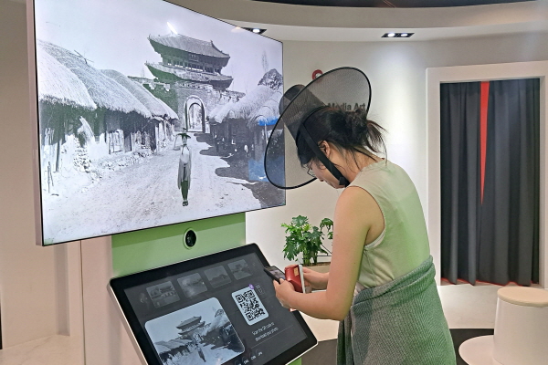 캘리포니아에서 막 입국한 클레어가 갓을 쓰고 찍은 사진을 다운로드하고 있다.