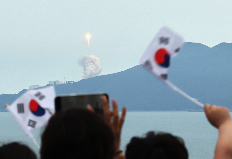 25일 전남 고흥군 영남면 우주발사전망대에서 시민들이 실용위성을 싣고 우주로 향하는 누리호(KSLV-Ⅱ)를 지켜보고 있다. 이번 누리호 3차 발사는 차세대소형위성 2호 1기와 큐브위성 7기 등 본격적으로 실용급 위성을 탑재해 발사하는 첫 사례다. (사진=저작권자(c) 연합뉴스, 무단 전재-재배포 금지)