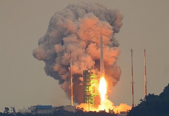 국내 독자 기술로 개발된 한국형 발사체 누리호(KSLV-Ⅱ)가 25일 오후 전남 고흥군 나로우주센터에서 발사되고 있다. 이번 누리호 3차 발사는 차세대소형위성 2호 1기와 큐브위성 7기 등 본격적으로 실용급 위성을 탑재해 발사하는 첫 사례다. (사진=저작권자(c) 연합뉴스, 무단 전재-재배포 금지) [출처] 대한민국 정책브리핑(www.korea.kr)