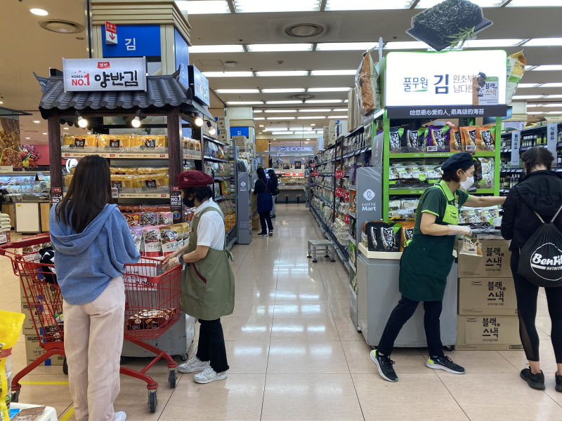 대형마트의 김과 김부각 매대에서 외국인이 살펴보고 있다