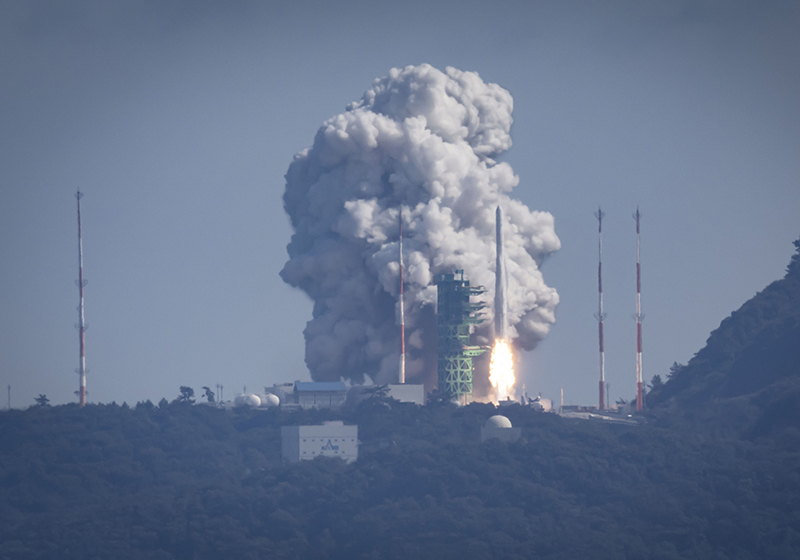 국내 독자 기술로 개발된 한국형 발사체 누리호(KSLV-Ⅱ)가 25일 오후 전남 고흥군 나로우주센터에서 발사되고 있다.(사진=저작권자(c) 연합뉴스, 무단 전재-재배포 금지)