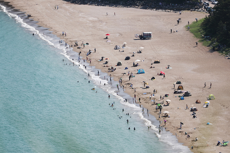 해수욕장에서 관광객들이 바닷가에서 더위를 식히고 있다.？(사진=문화체육관광부 국민소통실)