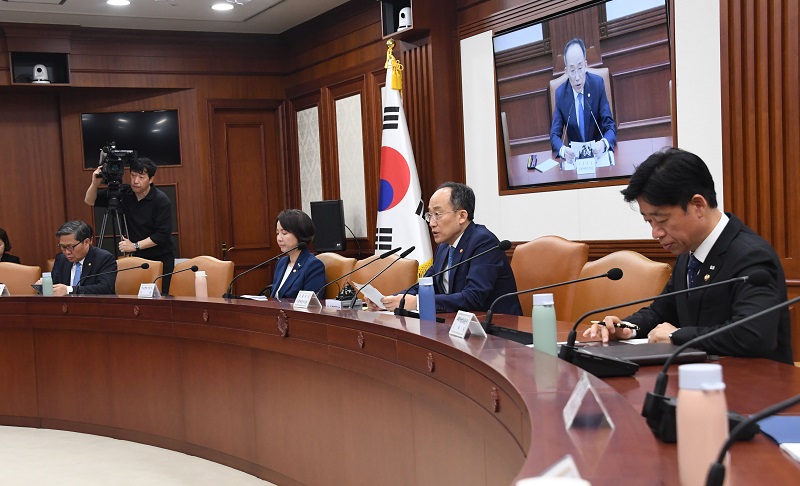 추 부총리 “수출 일부 긍정 조짐…개선세 이어질 것”