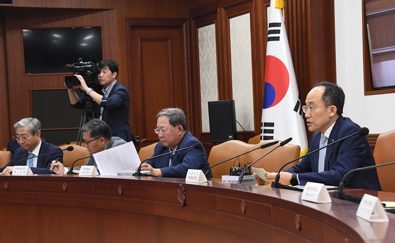 추경호 부총리 겸 기획재정부 장관이 5일 서울 종로구 정부서울청사에서 열린 ‘제1차 서비스산업발전 전담반(TF) 회의’를 주재, 모두발언을 하고 있다. (사진=기획재정부)