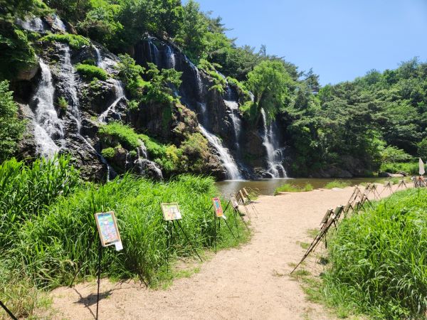 안산에서 홍제천으로 흘러내리는 폭포 앞에 서대문 초등환경작가 그림 전시회도 열리고 있다.