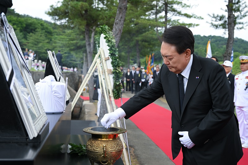 6일 윤석열 대통령 부부는 호국의 형제 고 김봉학 일병 안장식에 참석했다.(대통령실 제공)