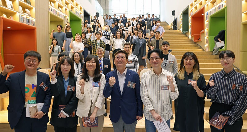 박보균 문화체육관광부 장관이 7일 서울 송파구 송파책박물관 어울림홀에서 열린 K-북 비전 선포식에서 참가한 작가들을 비롯한 참석자들과 기념 촬영하고 있다. 왼쪽부터 김슬옹 작가, 엄지혜 작가, 안희연 작가, 박보균 장관, 장강명 작가, 이수지 작가, 김겨울 작가.(사진=문화체육관광부)