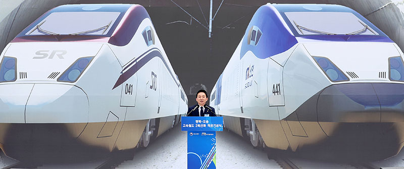 원희룡 국토부 장관이 7일 충북 청주시 청원구 문화제조창 중앙광장에서 열린 평택-오송 고속철도 2복선화 사업 착공 기념식에서 경과보고를 하고 있다.(사진=저작권자(c) 연합뉴스, 무단 전재-재배포 금지)