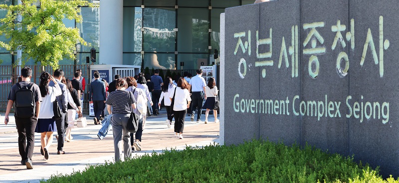 정부세종청사 공무원들이 출근하고 있다.(사진=저작권자(c) 연합뉴스, 무단 전재-재배포 금지)