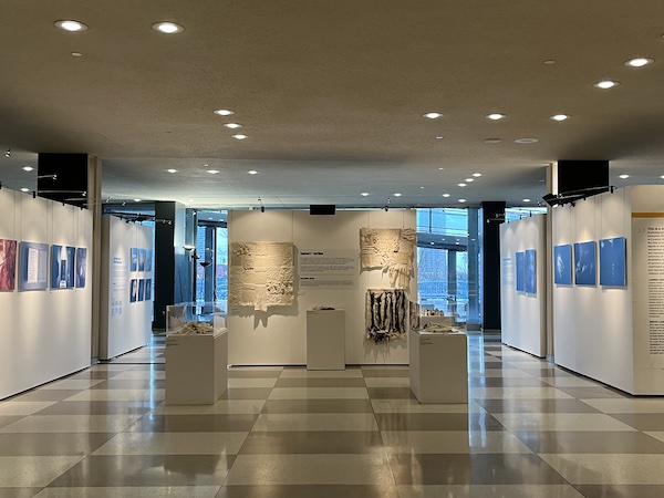 유엔 방문 투어가 시작되는 유엔본부 본관 1층. 갤러리. 유엔의 목표, 상징, 프로젝트 등에 대한 사진과 설명이 전시되어 있었다.