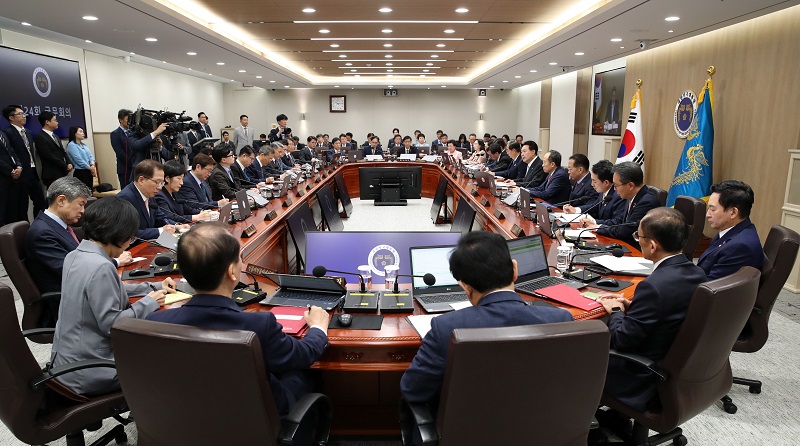 윤석열 대통령일 13일 서울 용산 대통령실에서 국무회의를 주재하고 있다.(사진=저작권자(c) 연합뉴스, 무단 전재-재배포 금지)