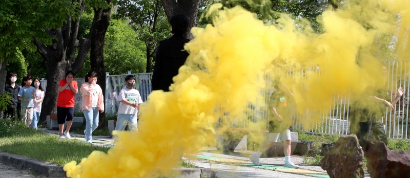 제414차 민방위 날 민방공 대피훈련이 실시된 5월 16일 대전 중구 문성초등학교에서 학생들이 대피훈련을 하고 있다.(사진=저작권자(c) 뉴스1, 무단 전재-재배포 금지)