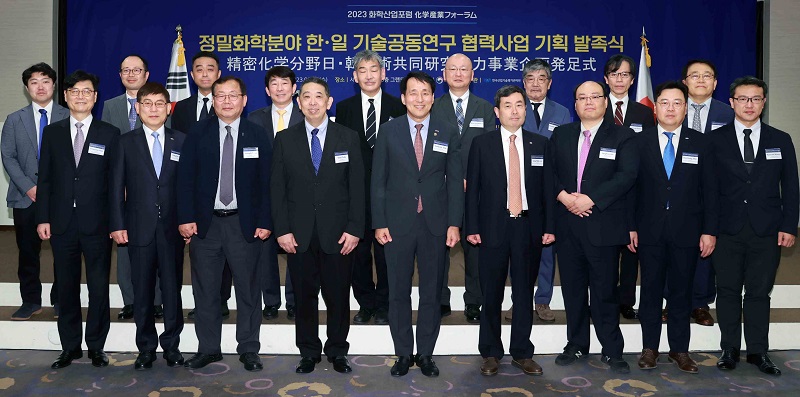 장영진 산업통상자원부 1차관이 14일 서울 중구 로얄호텔에서 열린 정밀화학분야 한일 기술공동연구 협력사업 기획 발족식에서 참석자들과 기념 촬영하고 있다.(사진=산업통상자원부)