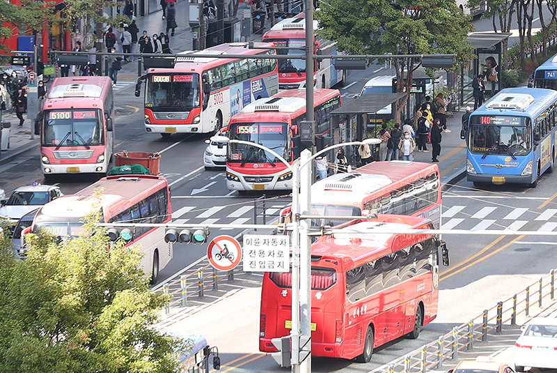 서울 강남대로에서 운행 중인 광역버스.(사진=저작권자(c) 연합뉴스, 무단 전재-재배포 금지)