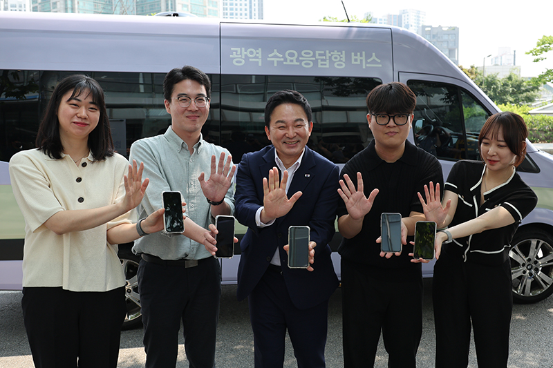 원희룡 국토교통부 장관이 14일 서울 마포구 중소기업DMC타워에서 수요응답형 광역교통서비스(M-DRT·광역 콜버스) 시승에 앞서 체험단과 함께 기념촬영하고 있다.(사진=저작권자(c) 연합뉴스, 무단 전재-재배포 금지)