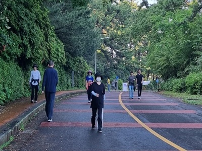 사라봉공원 초입에서 운동 중인 시민들