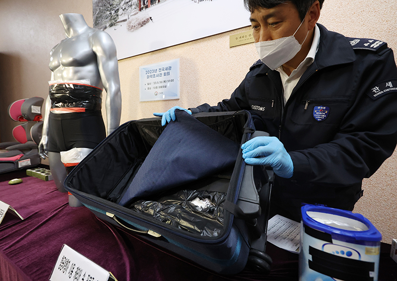 강남구 서울세관에서 한 관계자가 여행가방을 이용해 항공편으로 마약을 밀수하다 적발된 사례를 재현하고 있다. (사진=저작권자(c) 연합뉴스, 무단 전재-재배포 금지)