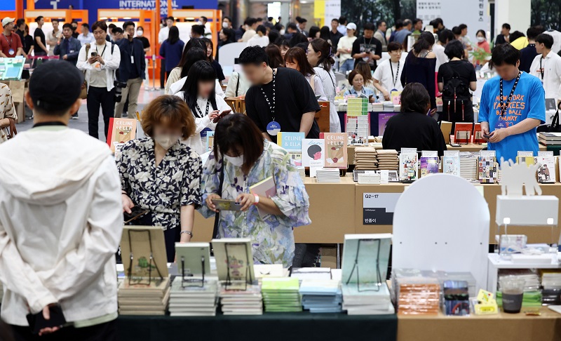 14일 서울 강남구 코엑스에서 열린 2023 서울국제도서전에서 관람객들이 전시된 책을 살펴보고 있다. (사진=저작권자(c) 연합뉴스, 무단 전재-재배포 금지)