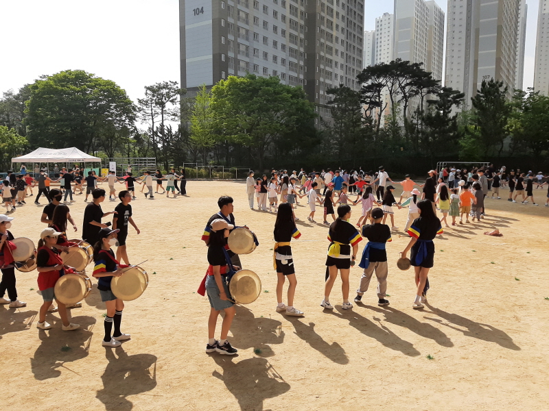 초등학교 운동장에서 열린 단오 축제에서 한바탕 놀고 있는 아이들의 모습.