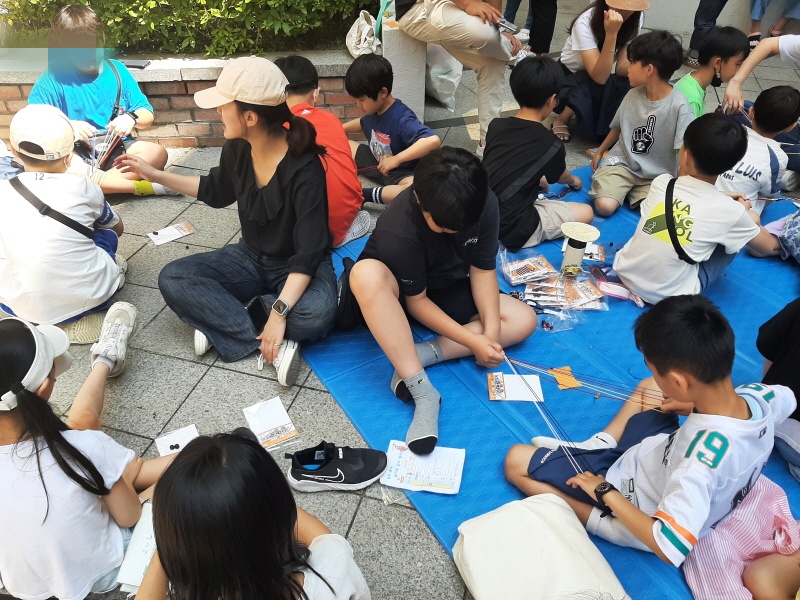 나쁜 기운을 막아주고 아이의 건강을 지켜준다는 의미가 있는 장명루 팔찌 만들기.