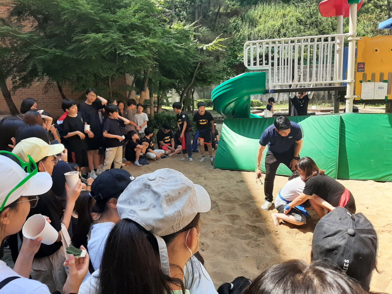 한라급과 백두급으로 나눈 씨름대회는 응원 열기마저 뜨거웠다.