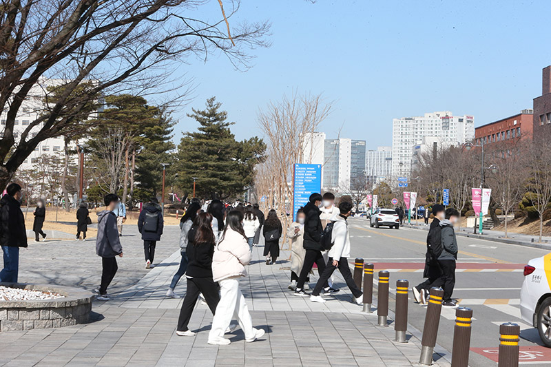 개강한 대학 캠퍼스를 학생들이 걷고 있다. (사진=저작권자(c) 연합뉴스, 무단 전재-재배포 금지)
