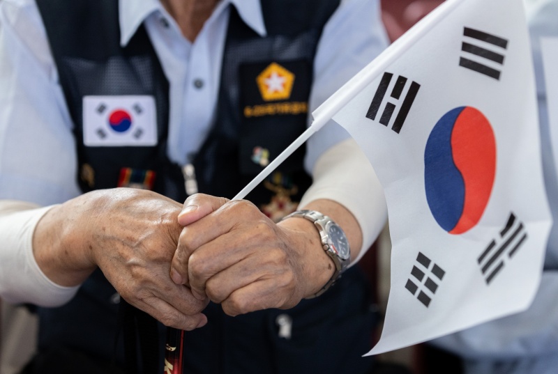 6.25전쟁 참전 용사들이 20일 오전 서울 송파구 서울놀이마당에서 열린 송파구 보훈가족 한마당에서 태극기를 손에 들고 있다.(사진=저작권자(c) 뉴스1, 무단 전재-재배포 금지)