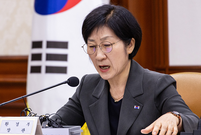 한화진 환경부 장관이 21일 오전 서울 종로구 정부서울청사에서 열린 비상 경제 장관회의 겸 수출 투자 대책 회의에서 순환 경제 활성화를 통한 산업 신성장 전략에 대해 설명하고 있다. (사진=저작권자(c) 연합뉴스, 무단 전재-재배포 금지)