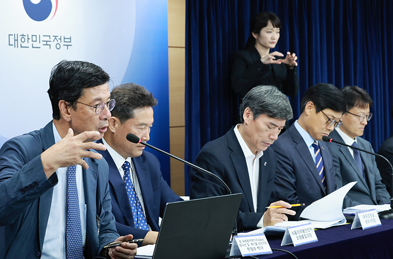 한필수 전 국제원자력기구(IAEA) 방사선수송폐기물안전국장이 22일 정부서울청사에서 열린 후쿠시마 원전 오염수 방류 관련 일일브리핑에서 참석해 발언하고 있다. (사진=저작권자(c) 연합뉴스, 무단 전재-재배포 금지)