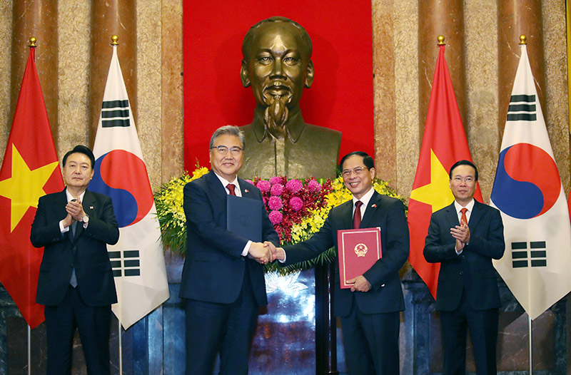 Minister of Foreign Affairs Jin Park and Minister of Foreign Affairs of Vietnam Bui Thanh Sun met with President Seok-Yeol Yoon and President Bo Van Thuong of Vietnam at the Presidential Palace in Hanoi on the 23rd (local time). A plan of action between the governments of the Republic is being signed.  (Photo = copyright holder (c) Yonhap News, unauthorized reproduction-redistribution prohibited)
