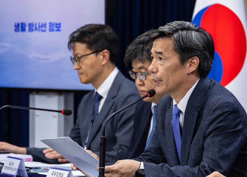 박구연 국무조정실 국무1차장이 28일 오전 서울 종로구 정부서울청사에서 후쿠시마 원전 오염수 방류 관련 정부 대응 일일브리핑에서 일본 도쿄전력의 ALPS에 대한 설명을 하고 있다.(사진=저작권자(c) 연합뉴스, 무단 전재-재배포 금지)