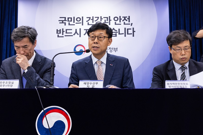 송상근 해양수산부 1차관이 28일 오전 서울 종로구 정부서울청사에서 후쿠시마 원전 오염수 방류 관련 정부 대응 일일브리핑에서 우리나라 바다 수산물 방사능 검사 결과를 말하고 있다.(사진=저작권자(c) 연합뉴스, 무단 전재-재배포 금지)