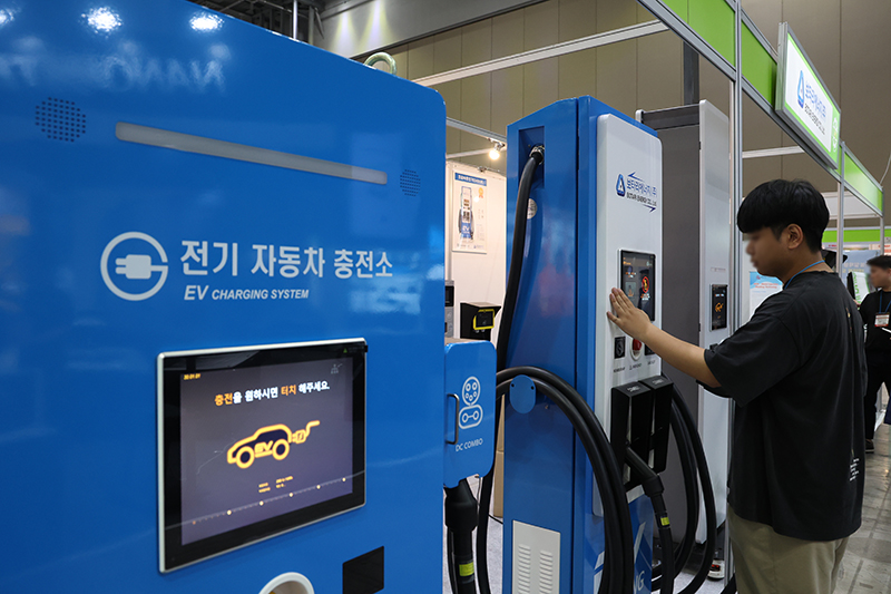 지난 27일 경기도 고양시 킨텍스에서 열린 2023 세계 배터리 & 충전 인프라 엑스포에서 참가 업체 관계자가 전기 충전기 작동을 시연하고 있다. (사진=저작권자(c) 연합뉴스, 무단 전재-재배포 금지)