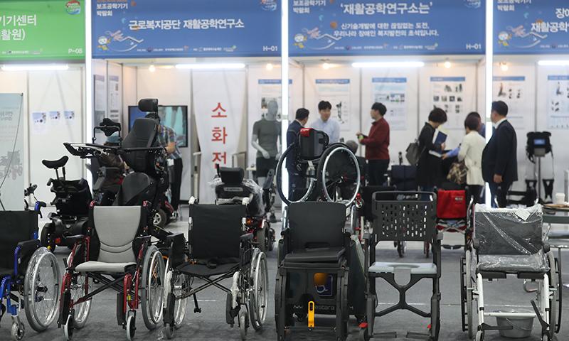 다양한 종류의 전동 휠체어. (사진=저작권자(c) 연합뉴스, 무단 전재-재배포 금지)