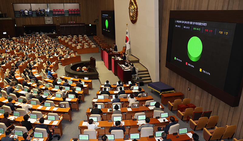 30일 국회 본회의에서 ‘출생통보제’ 도입을 위한 ‘가족관계 등록 등에 관한 법률 개정안’을 의결하고 있다. (사진=저작권자(c) 연합뉴스, 무단 전재-재배포 금지)