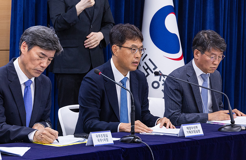 전재우 해양수산부 기획조정실장(가운데)이 3일 서울 종로구 정부서울청사에서 열린 후쿠시마 원전 오염수 방류 관련 일일 브리핑에 참석해 수산물 방사능 검사 결과에 대해 발표하고 있다. (사진=저작권자(c) 연합뉴스, 무단 전재-재배포 금지)