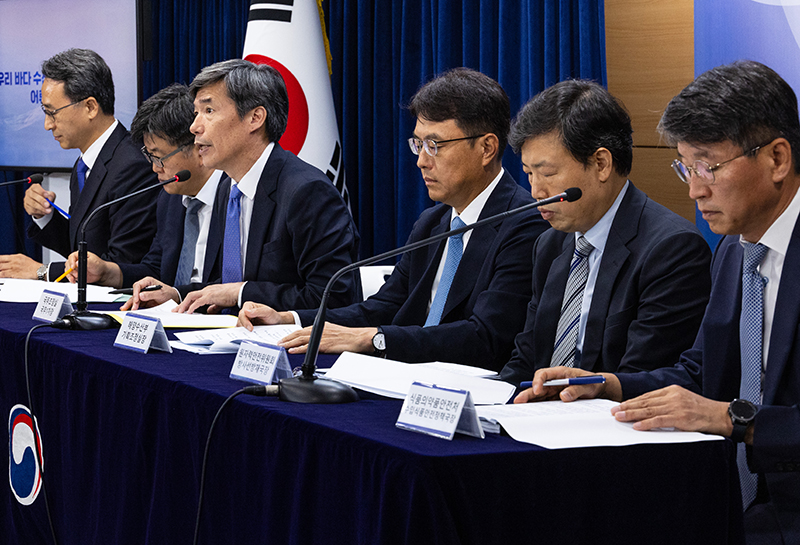 박구연 국무조정실 1차장(왼쪽 세 번째)이 4일 오전 서울 종로구 정부서울청사에서 열린 후쿠시마 원전 오염수 방류 관련 일일 브리핑에 참석해 IAEA(국제원자력기구) 사무총장 방한과 관련해 발표하고 있다. (사진=저작권자(c) 연합뉴스, 무단 전재-재배포 금지)