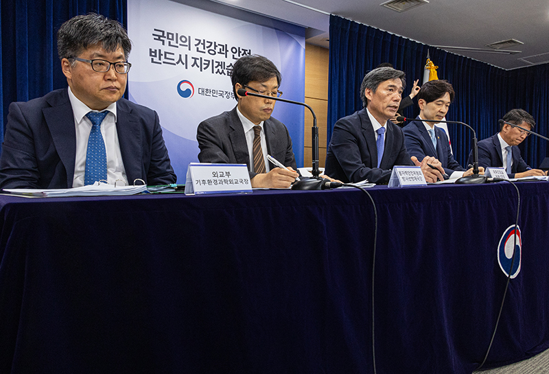 박구연 국무조정실 1차장이 5일 오전 서울 종로구 정부서울청사에서 열린 후쿠시마 원전 오염수 방류 관련 일일 브리핑에서 IAEA 후쿠시마 방류 보고서 제출 관련 정부 입장에 대한 질문에 답하고 있다. (사진=저작권자(c) 연합뉴스, 무단 전재-재배포 금지)