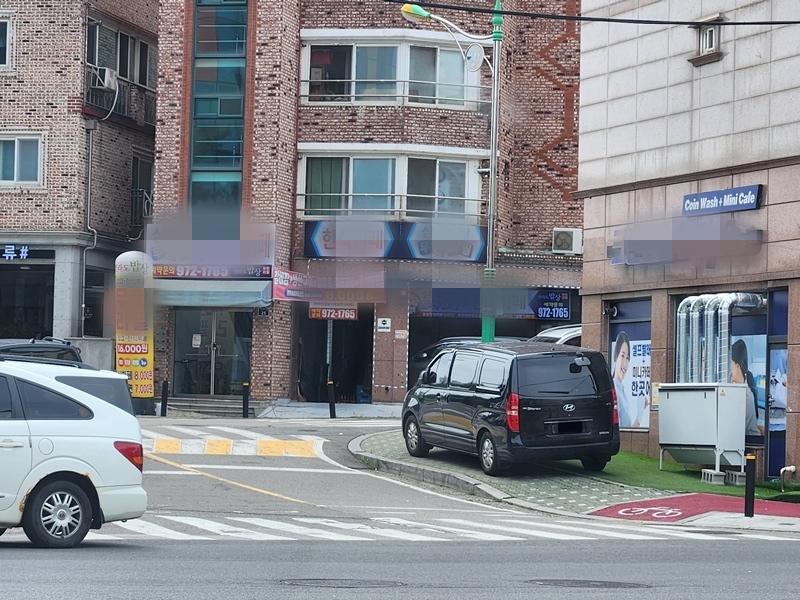 초등학교 맞은편 골목에도 인도와 횡단보도에 각각 불법 주정차한 차량들이 있다.