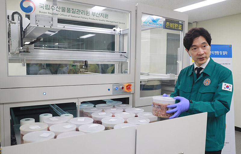 7일 오후 부산 중구 국립수산물품질관리원 부산지원에서 박성훈 해양수산부 차관이 수산물 시료를 감마핵종 분석시스템 안에 넣고 있다. (사진=저작권자(c) 연합뉴스, 무단 전재-재배포 금지)