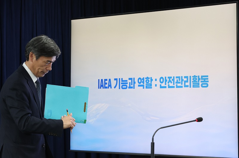 박구연 국무조정실 국무1차장이 10일 오전 서울 종로구 정부서울청사에서 열린 후쿠시마 원전 오염수 방류 관련 브리핑에 참석하기 위해 입장하고 있다.(사진=저작권자(c) 연합뉴스, 무단 전재-재배포 금지)