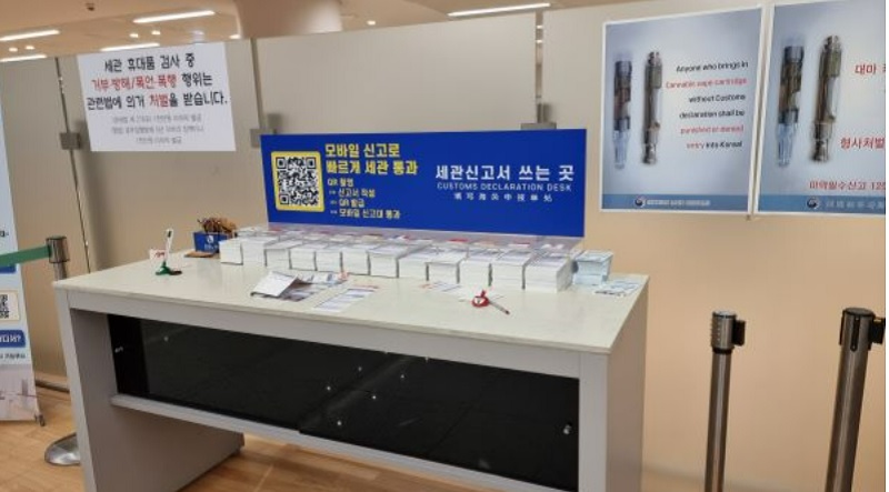 오는 17일부터 여행자 과세물품 신고 앱으로 편리하게 세금을 납부할 수 있게 된다. 사진은 인천공항 세관신고서 작성대. (사진=정책기자단)