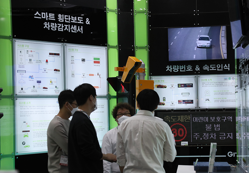 경기도 고양시 일산 킨텍스에서 열린 ‘제20회 세계보안엑스포’에서 한 보안장비 전문업체가 스마트 횡단보도 차량감지 센서 장비를 시연하고 있다. (사진=저작권자(c) 연합뉴스, 무단 전재-재배포 금지)