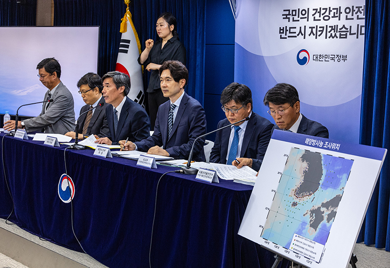 박구연 국무조정실 1차장(왼쪽 세 번째)이 11일 오전 서울 종로구 정부서울청사에서 열린 후쿠시마 원전 오염수 방류 관련 일일 브리핑에 참석해 오염수 방류 전반에 대해 설명하고 있다. (사진=저작권자(c) 연합뉴스, 무단 전재-재배포 금지)