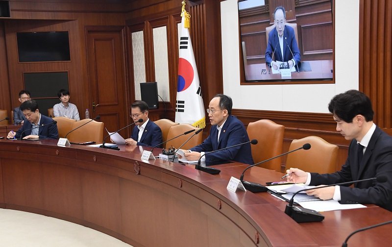 추경호 부총리 겸 기획재정부 장관이 12일 서울 종로구 정부서울청사에서 열린 ‘비상경제장관회의 겸 수출투자대책회의’를 주재, 모두발언을 하고 있다.(사진=기획재정부)