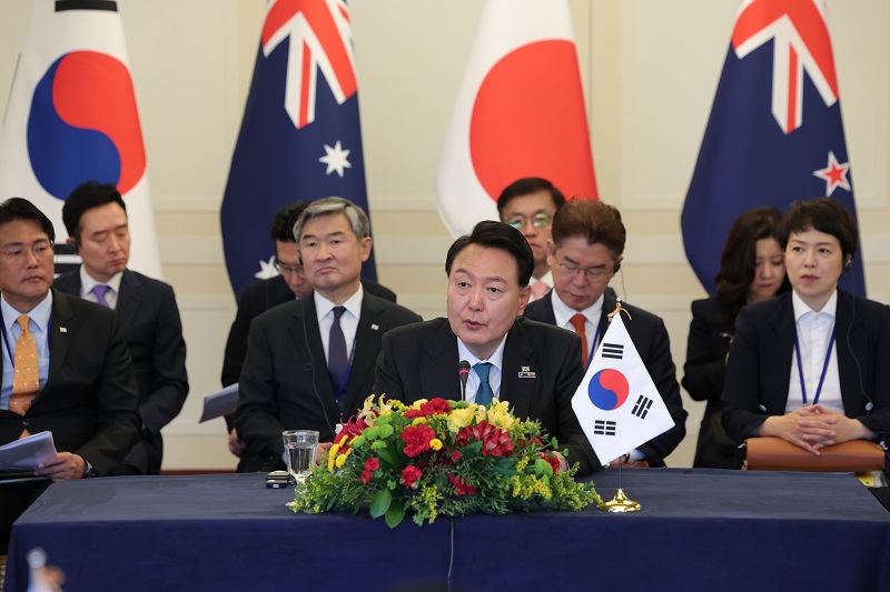 나토 정상회의에 참석한 윤석열 대통령이 12일(현지시간) 빌뉴스 한 호텔에서 열린 한국.일본.호주.뉴질랜드 4개국(AP4) 정상회담에서 발언하고 있다.(사진=저작권자(c) 연합뉴스, 무단 전재-재배포 금지)
