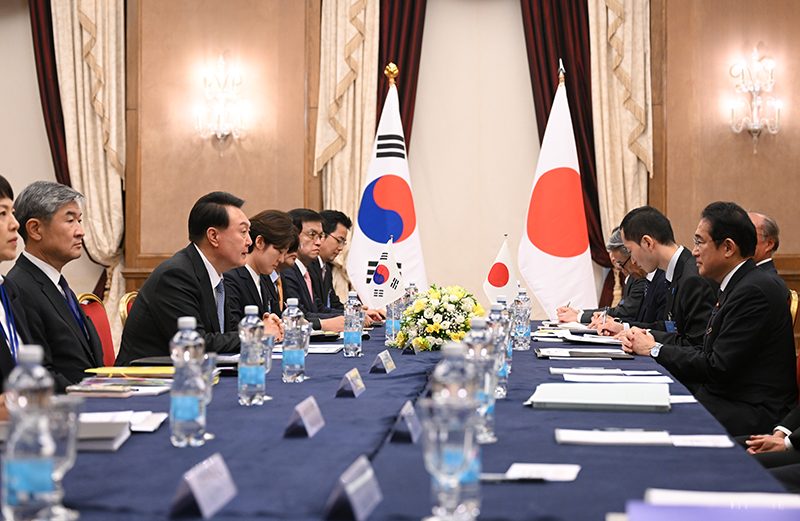 북대서양조약기구(NATO·나토) 정상회의 참석차 리투아니아를 방문 중인 윤석열 대통령이 12일(현지시간) 빌뉴스 한 호텔에서 열린 한일 정상회담에서 발언하고 있다. (사진=저작권자(c) 연합뉴스, 무단 전재-재배포 금지)