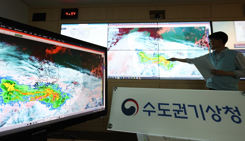경기도 수원시 권선구 수도권기상청에서 예보관이 기상 상황을 주시하고 있다. 2023.6.25.(사진=저작권자(c) 연합뉴스, 무단 전재-재배포 금지)